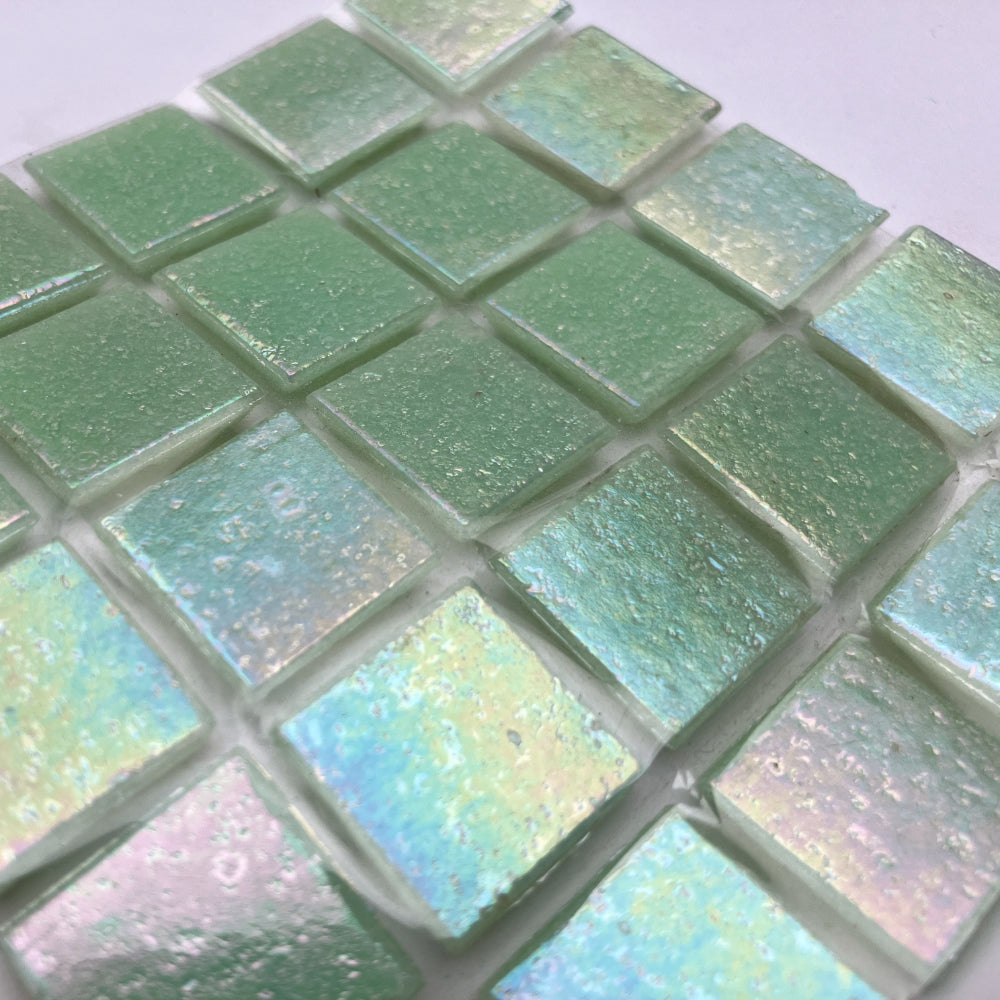 Mosaico di vetro iridescente 20mm verde germoglio